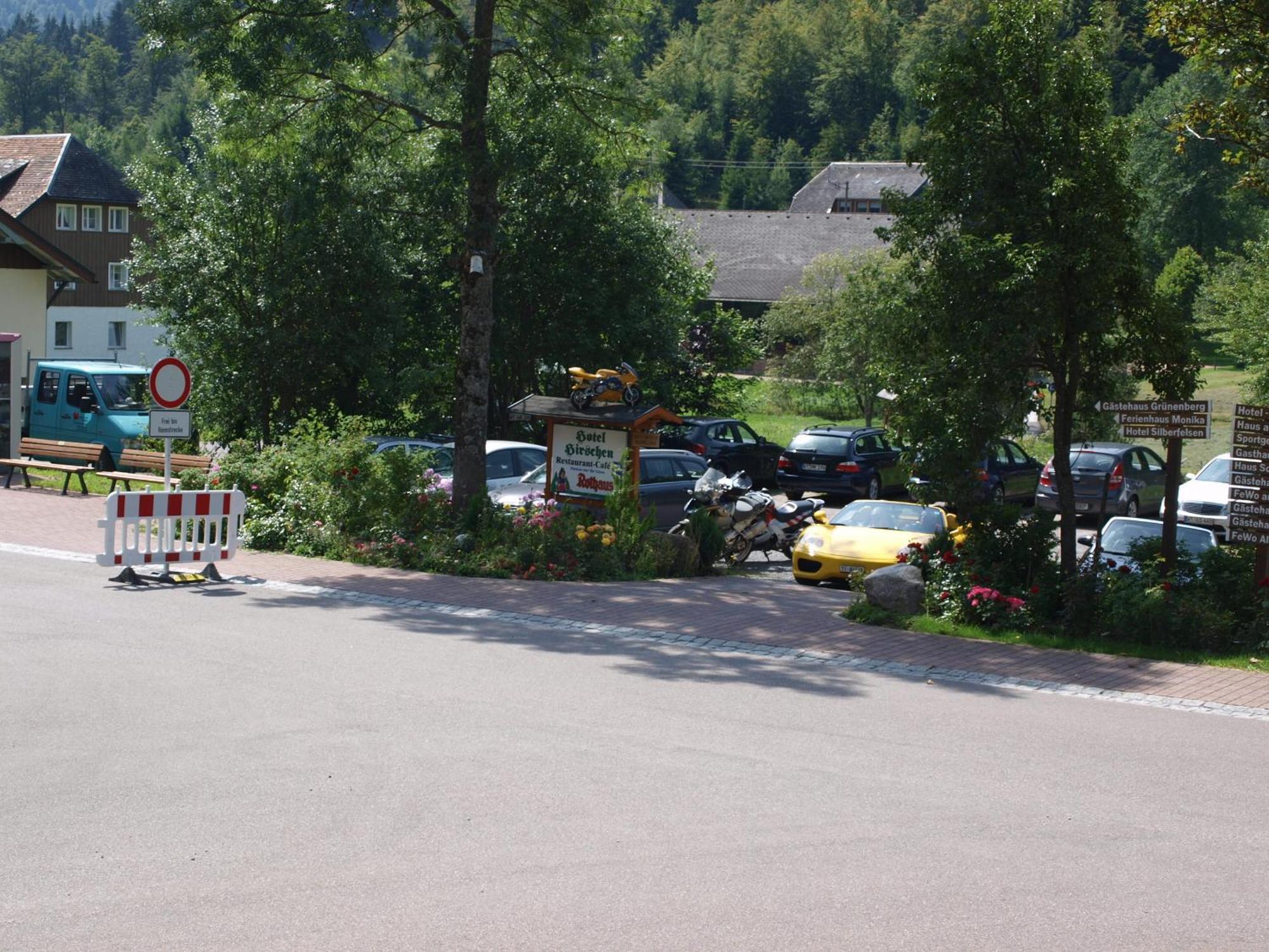 Hotel Hirschen Менценшванд Экстерьер фото