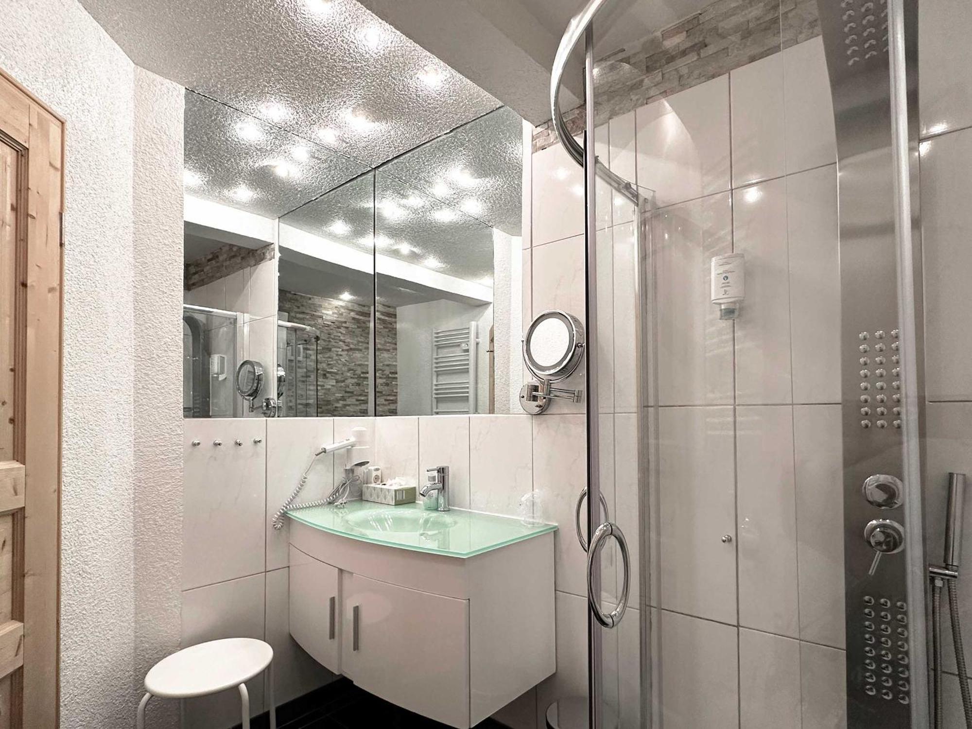 Hotel Hirschen Менценшванд Экстерьер фото
